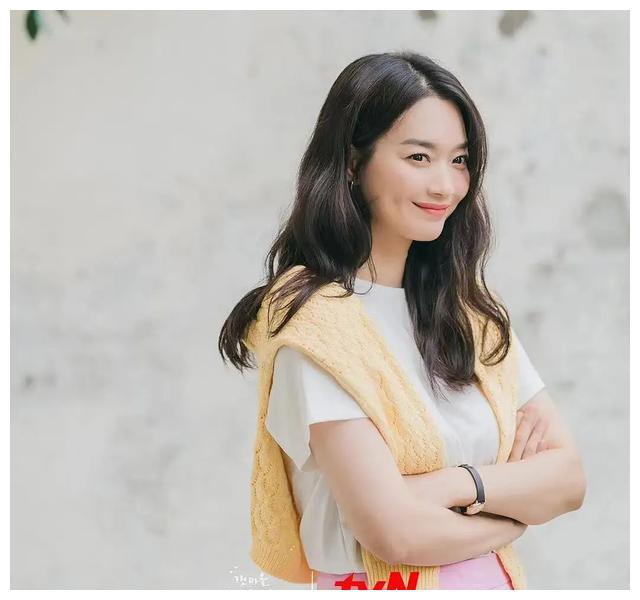 不愧是韩剧一姐,申敏儿《海岸村》爱马仕包、卡地亚、RV轮着晒