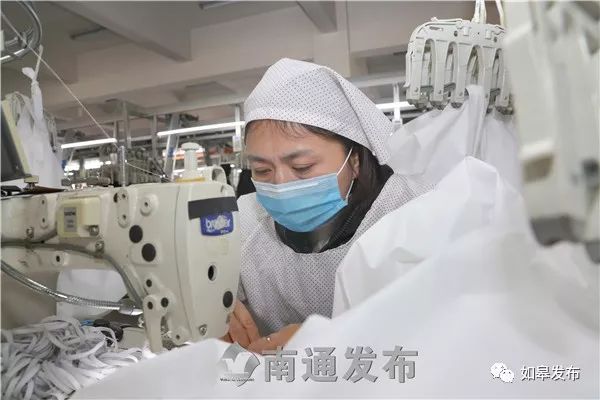 如皋九鼎服装复工率百分百！首批1500件防护服已发往武汉等地！