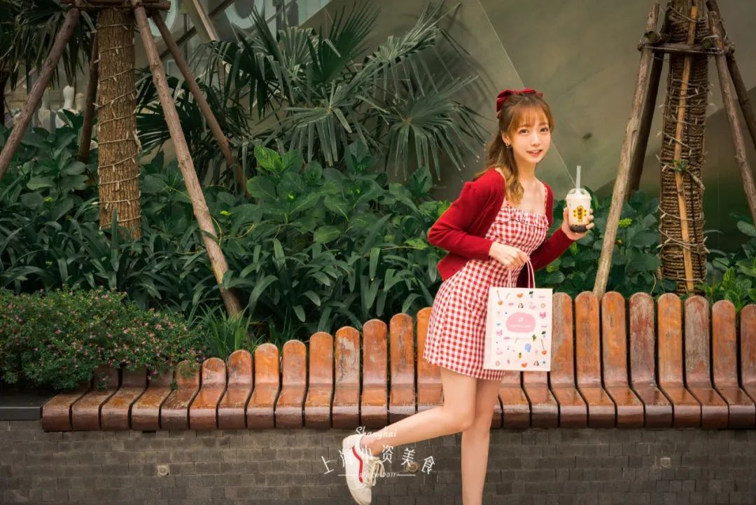 网红饮料喝起来,中药奶茶网红饮品