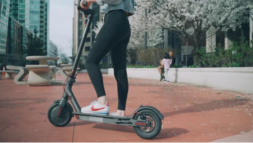 博尔特玩滑板车,博尔特骑滑板车