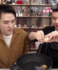 李佳琦再掉好感!老烟民形象曝光后，直播间里跟杨幂开黄腔