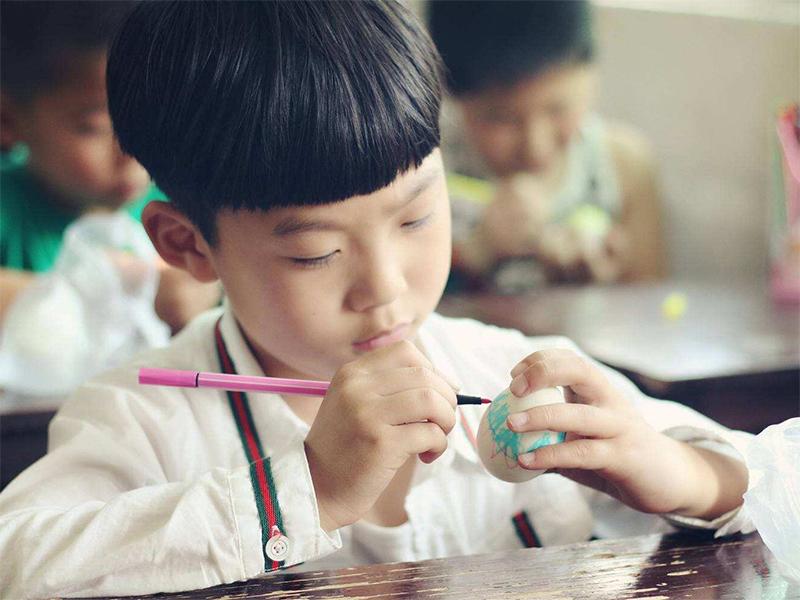 如何让一个内向的孩子变外向,别强迫自己的孩子