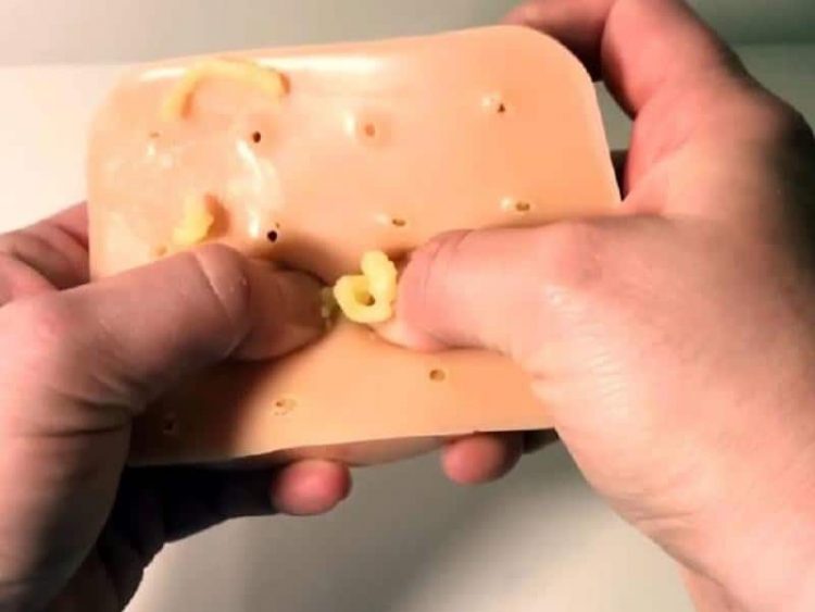 男子用手挤痘痘,用挤痘痘工具挤黑头