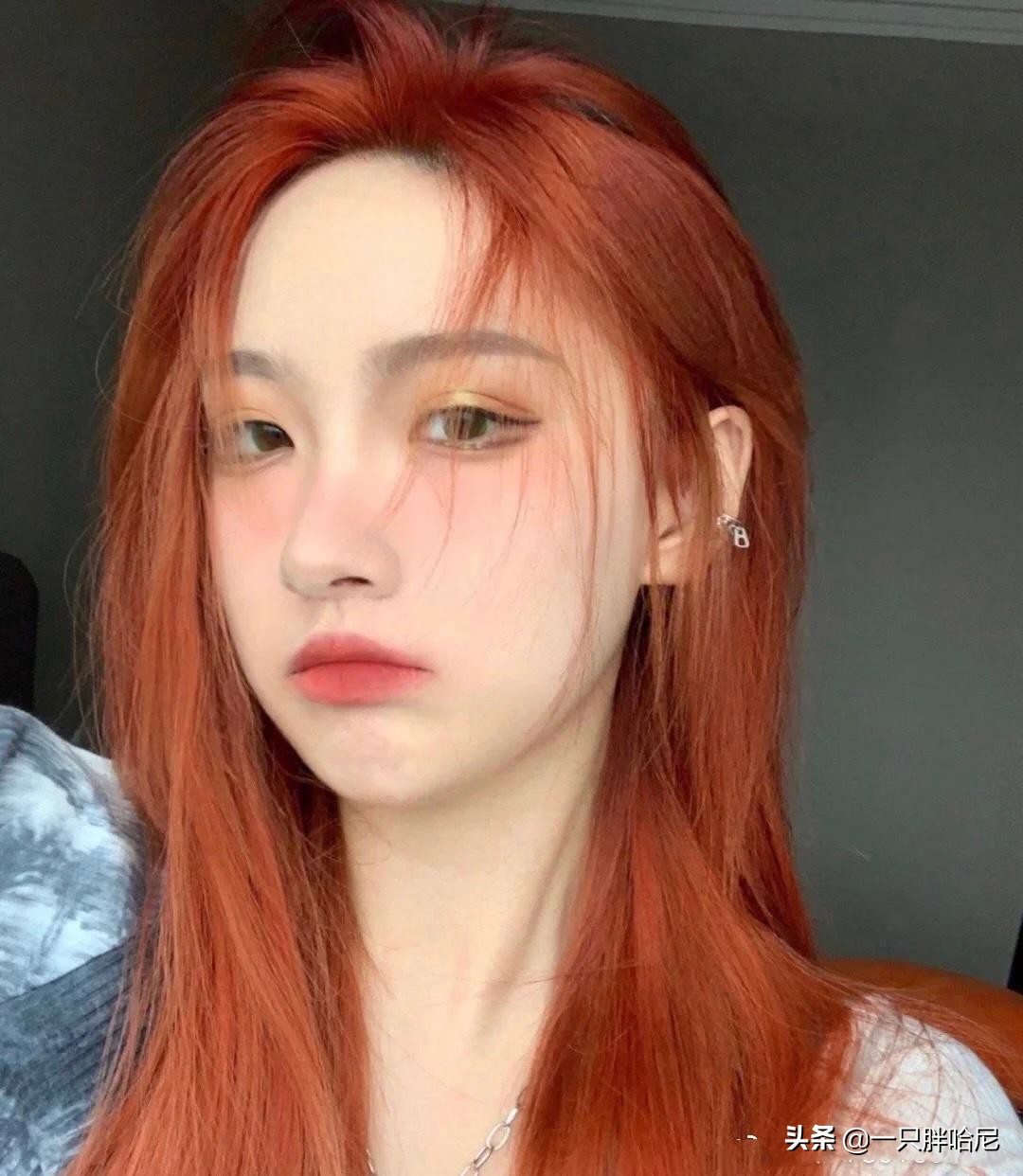 脸黄染什么头发好看又显得年轻,黄头发颜色减龄显白