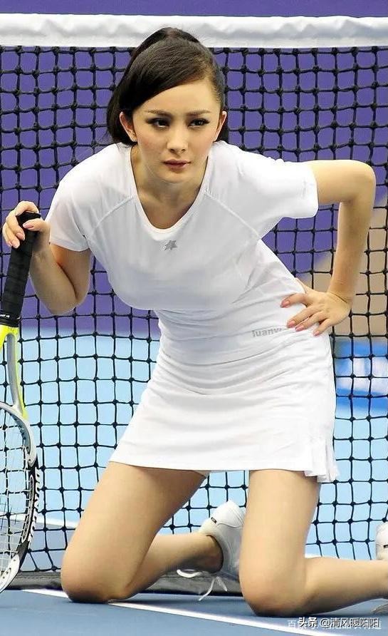 杨幂“网球宝贝”美照被热传，穿小白裙少女感十足，烟熏妆真个性