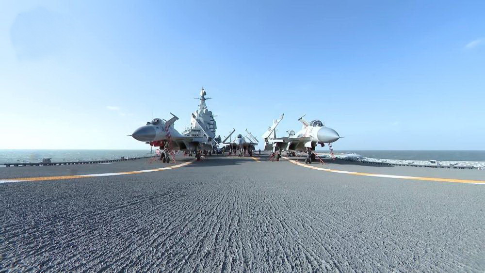 航母甲板厚度不足50毫米,航母甲板是完全平整的么