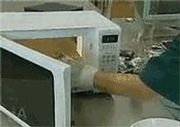 哪些东西放到微波炉里会有危险,这几样东西千万别放进冰箱