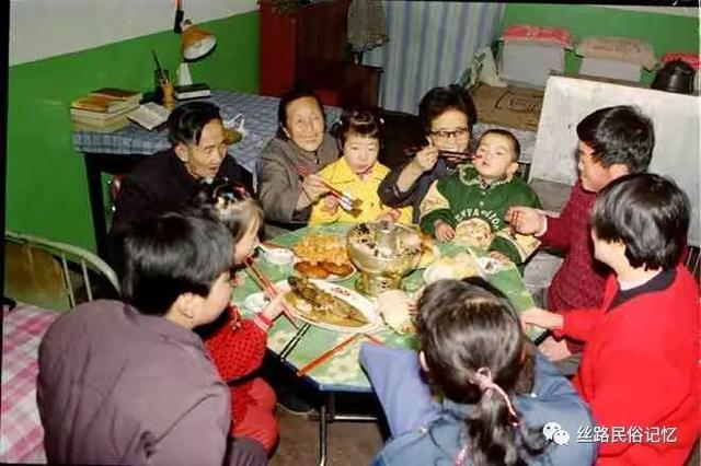 巴里坤：花馍锅盔黑走马，腰鼓声声响震天