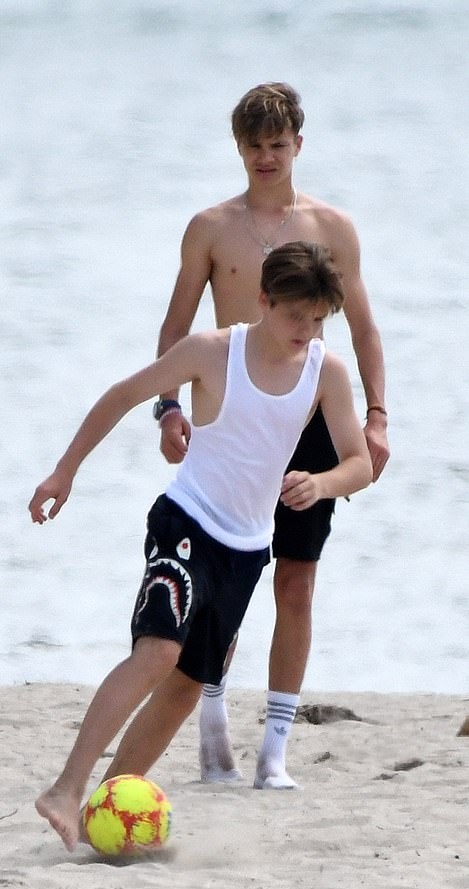 小七是大姑娘了!沙滩踢足球一人对阵两个哥哥,女汉子太有小贝范