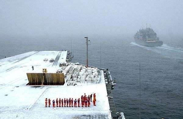 航母甲板厚度不足50毫米,航母甲板是完全平整的么