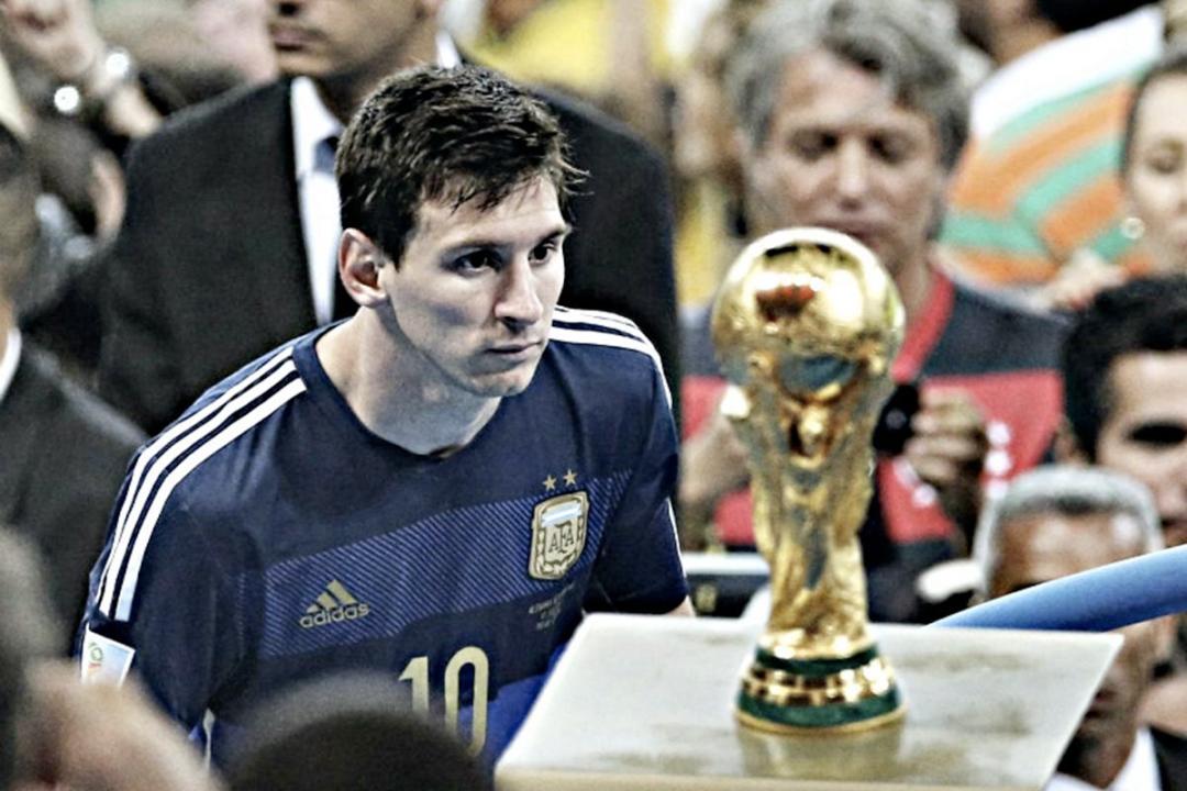 梅西再次致敬马拉多纳,十一年前的梅西再现马拉多纳经典