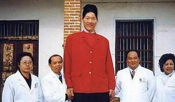 世界第一女巨人穿78码的鞋子,全国第一女巨人