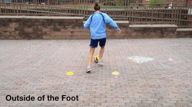 足球转身踢球训练方法,足球拉球转身过人教学