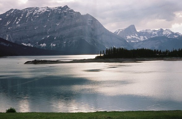 刻骨铭心的爱情往往是撕心裂肺的,所有刻骨铭心的爱情都是灵魂游离
