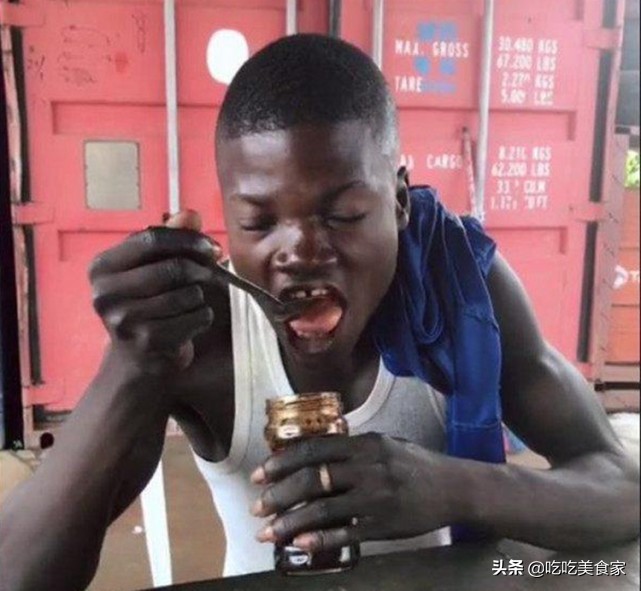 看看非洲小伙吃老干妈，虽然嘴上说不要，但表情却出卖了他