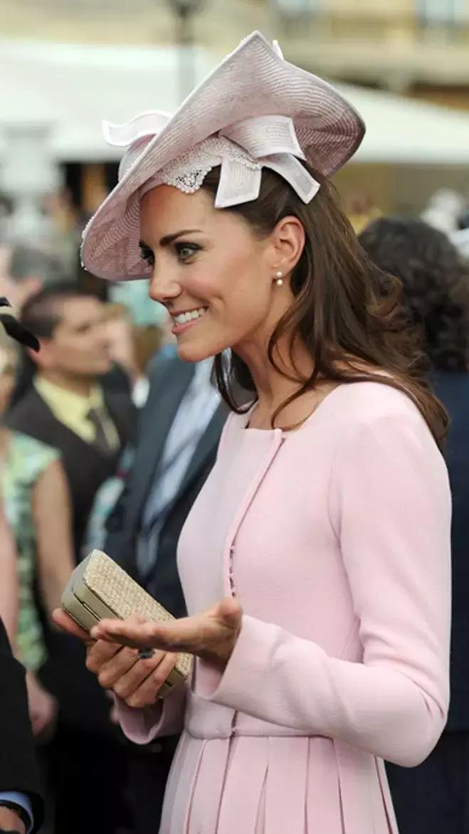 从全世界最会戴帽子的女人身上,学习一点「帽子戏法」