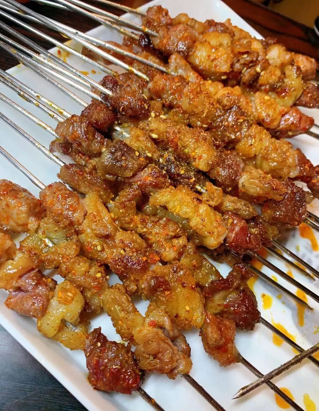 长春这家音乐串吧大块肉按斤称，崂山一元一瓶，青岛喝一箱送一箱