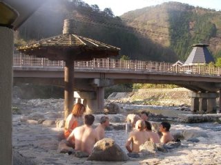 日本混浴会发生问题,日本混浴温泉真的安全吗