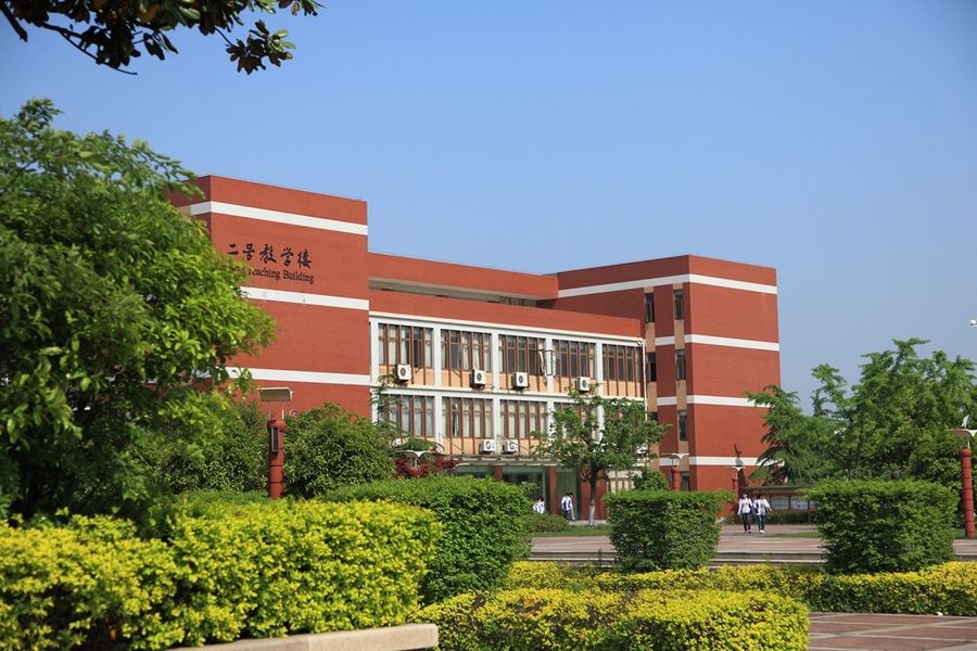 桃李不言下自成蹊:江苏省锡山高级中学