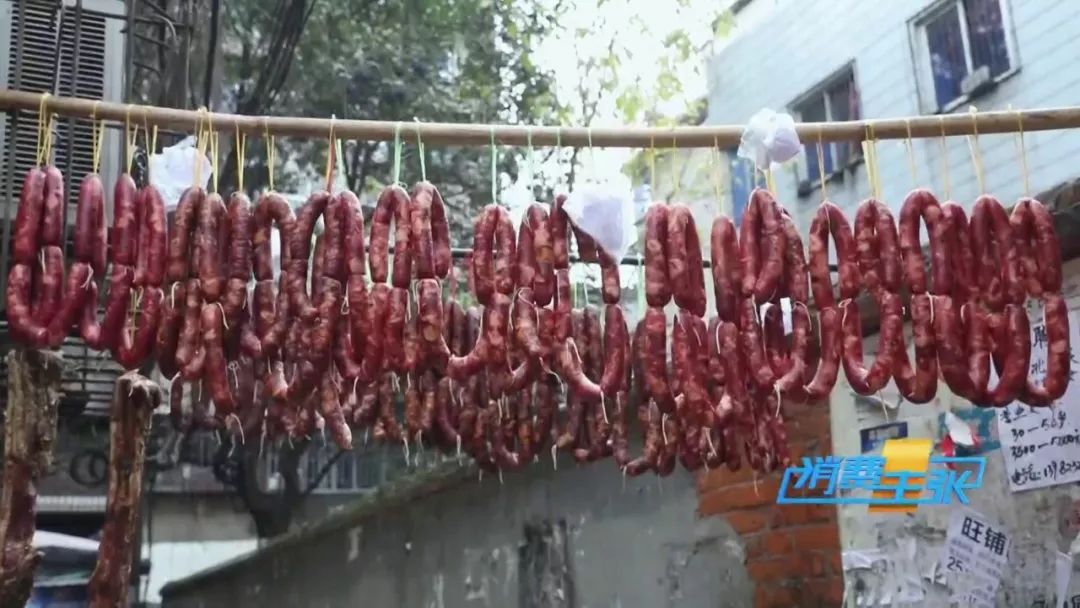 又到熏腊肉灌香肠的时节,做好的香肠在家熏腊肉
