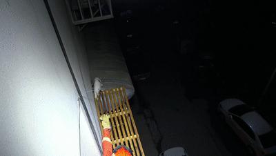 消防员破墙救援被困小猫,喵星人被困天井消防员成功救援