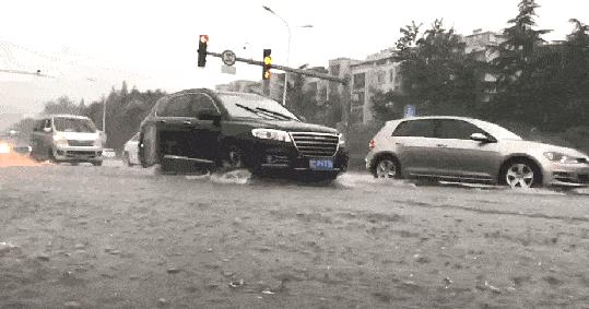 汽车涉水后引擎盖一直冒白烟，这是怎么回事？