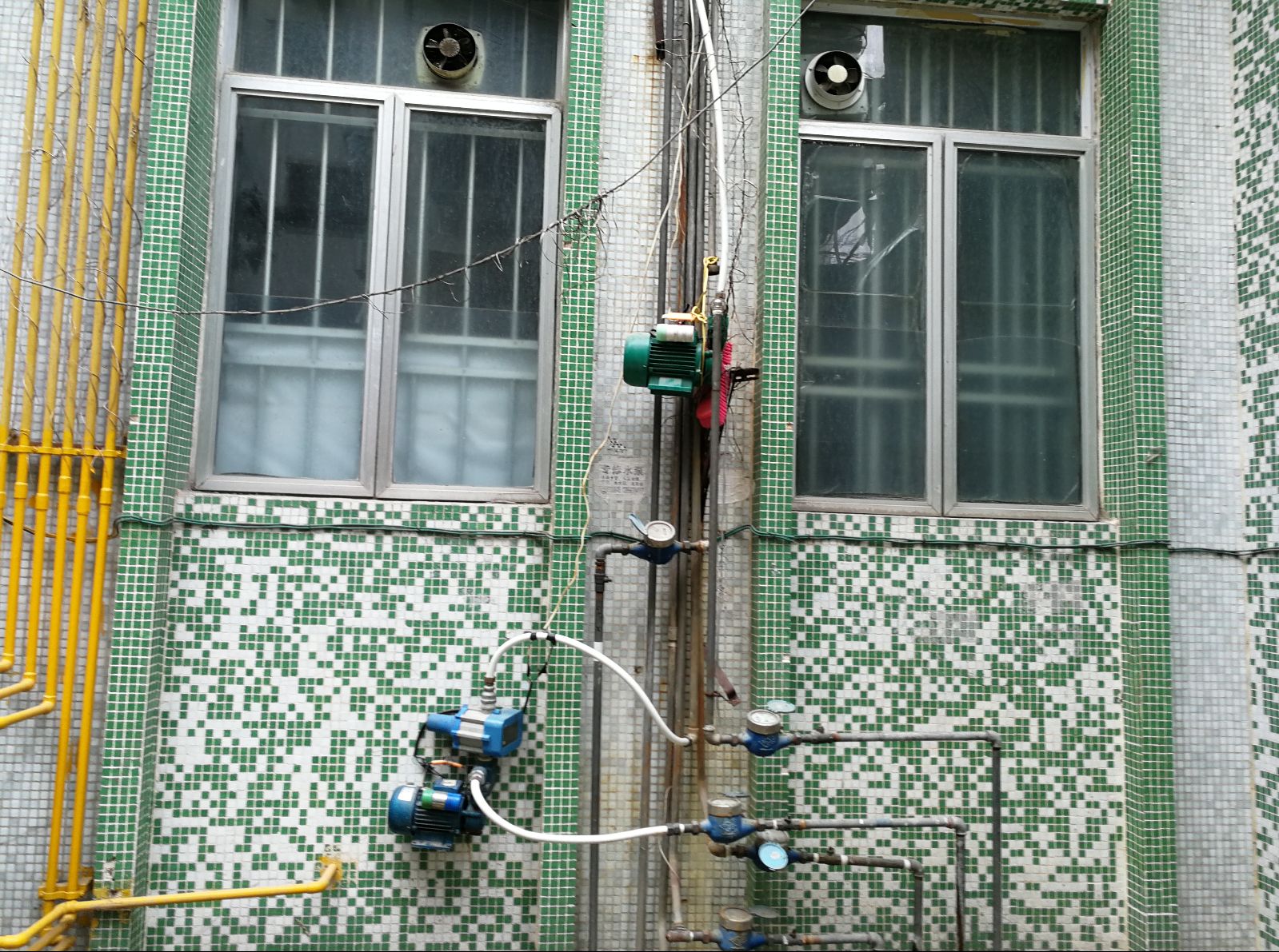 家里自来水水压低怎么疏通,用水高峰期水压不稳怎么解决