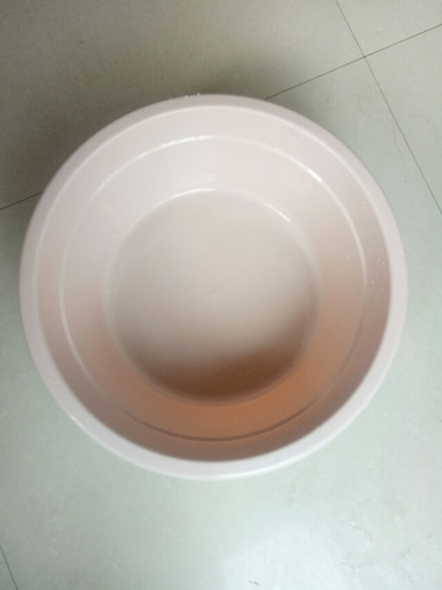 地面潮湿，让地板快速干，您只要拖地的时候加一物，既干净又干爽