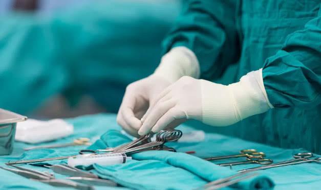 护士被针头刺伤感染hiv几率大吗,护士拔针头被扎会感染艾滋吗