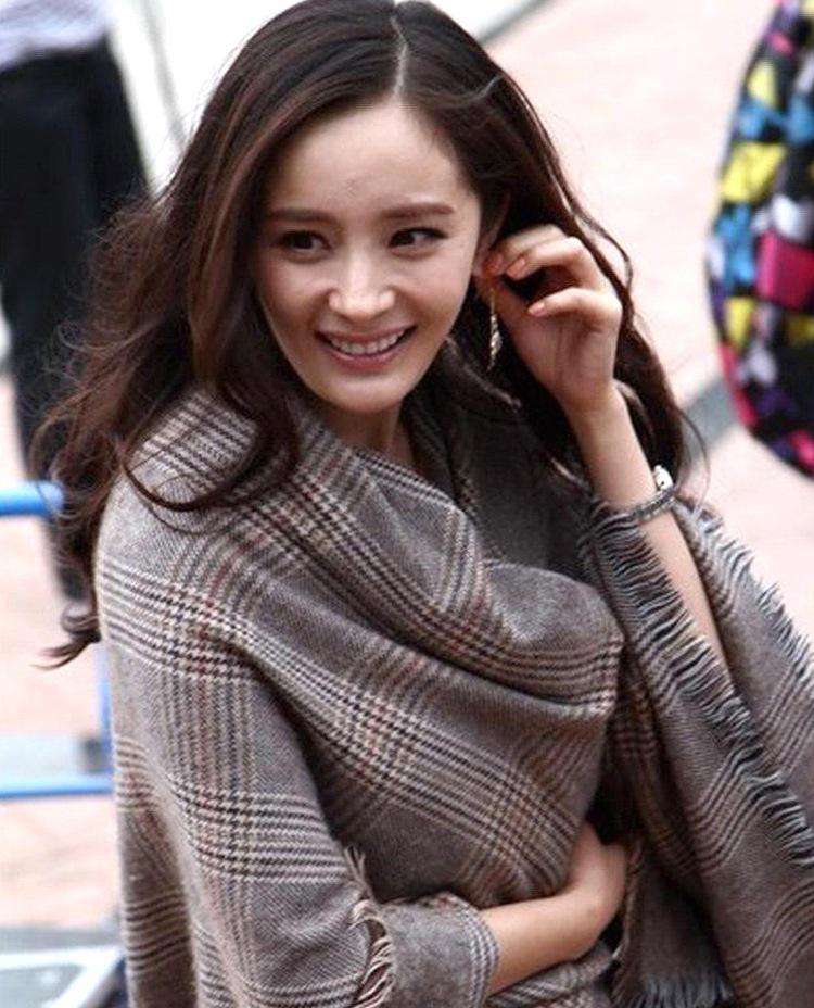 冬天围巾推荐高级感纯色,下雪了红色围巾