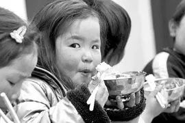 食物浪费高达2000亿，全球饥饿人口达7亿，这组数据让袁隆平痛心