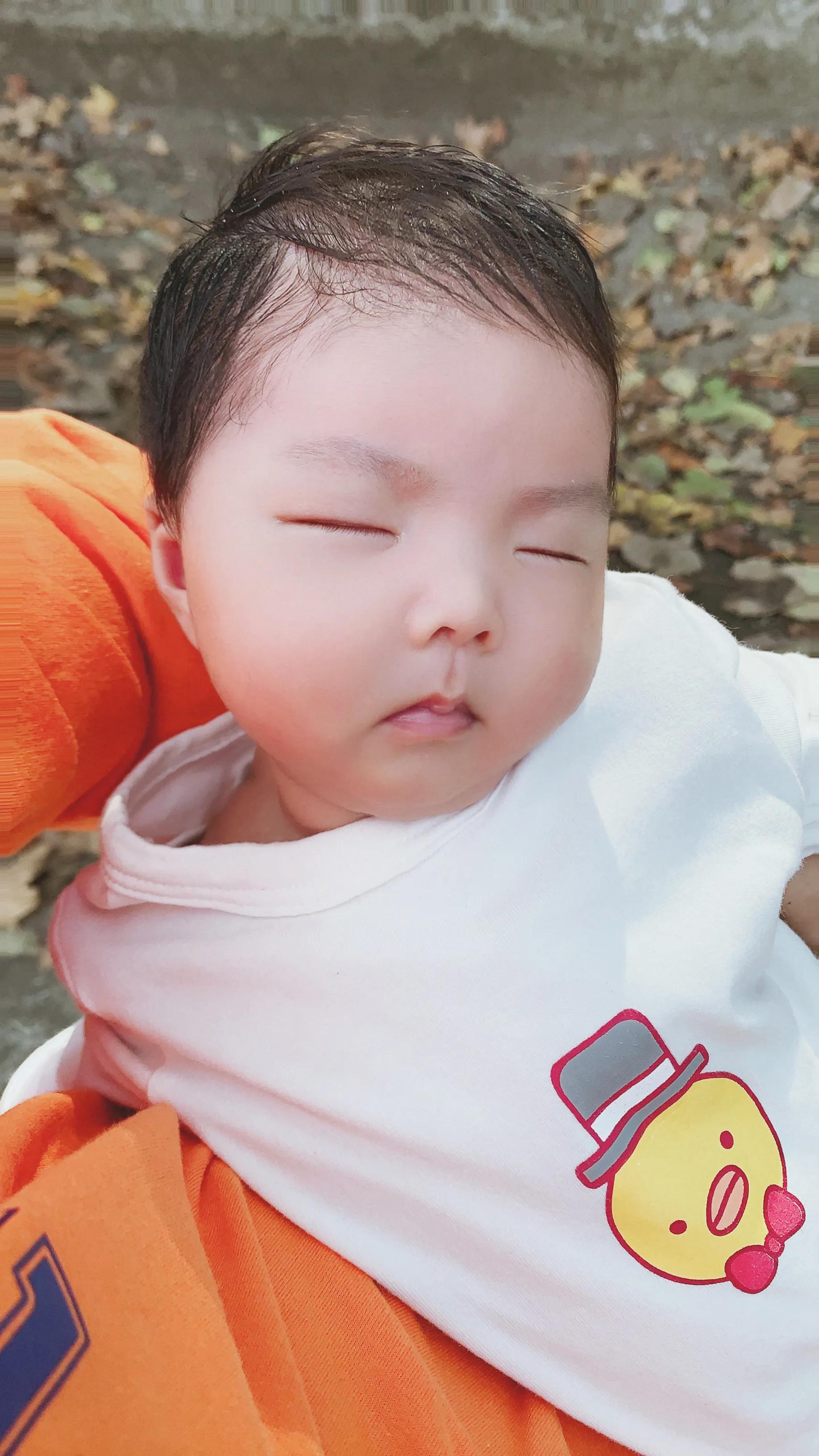 3个月宝宝睡觉落地醒怎么办,婴儿落地醒一放下就醒怎么改善