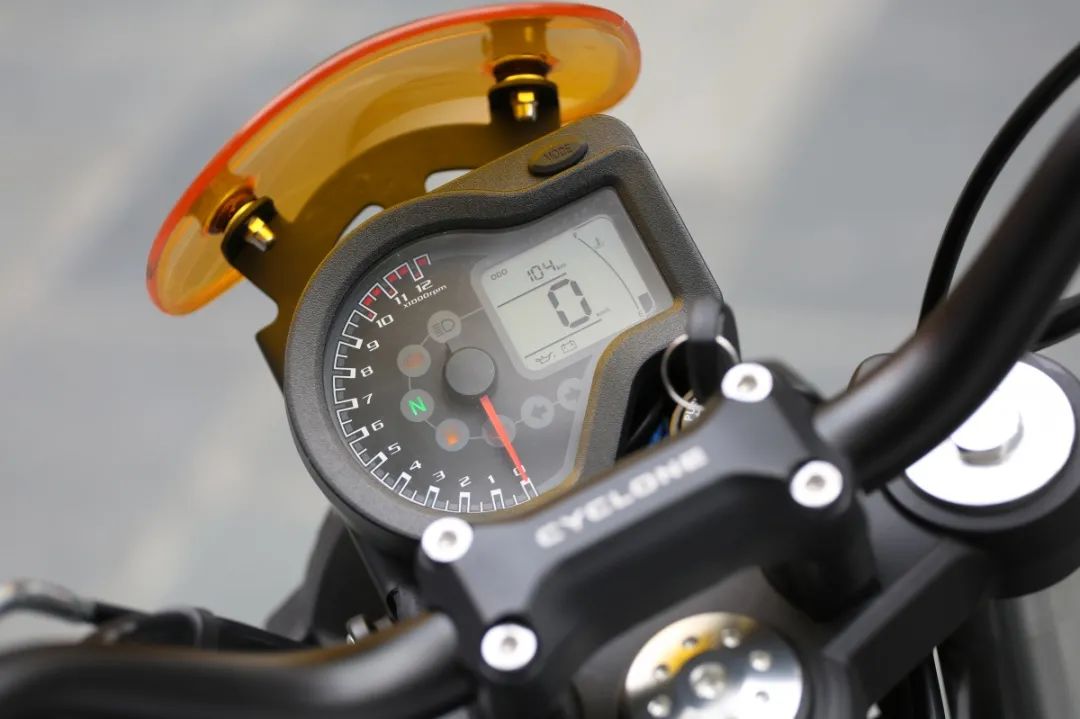 中量级双缸复古赛科龙re3试驾,宗申赛科龙re3双缸400复古摩托