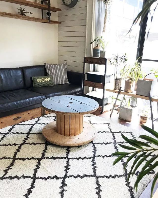 80后夫妇将破旧小宅爆改“复古咖啡厅”，95%家具都是自己打造