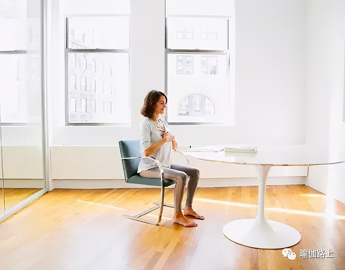 办公室瑜伽缓解全身疲劳,适合办公室健身瑜伽初级教程