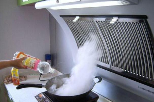 油烟机的风扇叶的油污用什么清理,油烟机滤网上的胶状油污如何清理