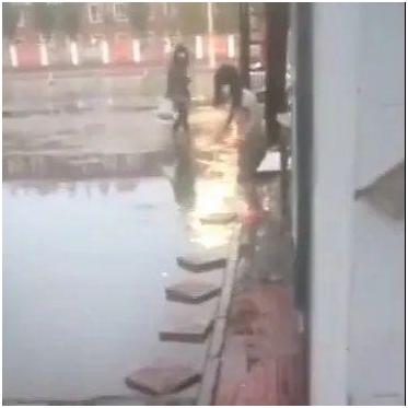 一群学生在雨天为老人撑伞感人,小学生为老人做好事