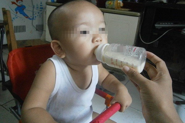 宝宝奶粉泡出来有泡沫是怎么回事,奶粉有泡沫宝宝喝进去有什么危害