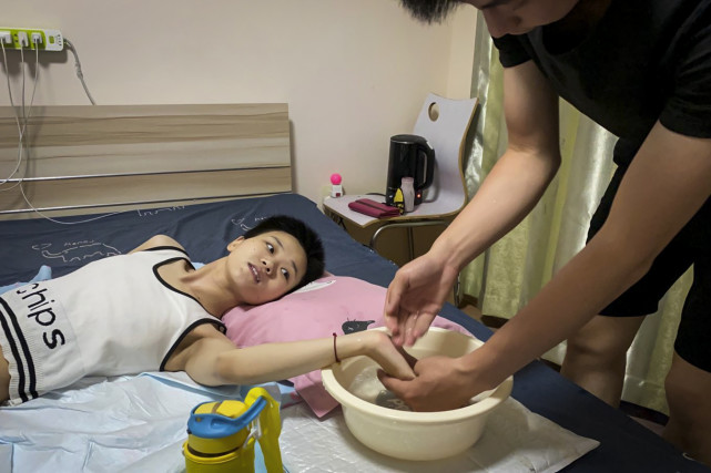 重庆漂亮单亲妈妈患重症致瘫痪，网恋男友跨1800公里接她回家