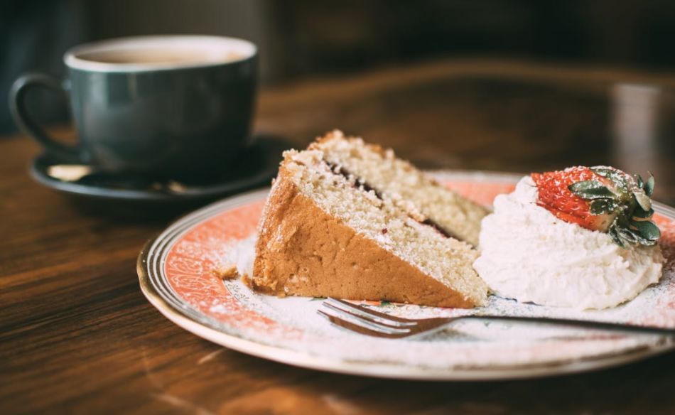 海绵蛋糕烤起来又回缩是什么原因,蛋糕烤不好