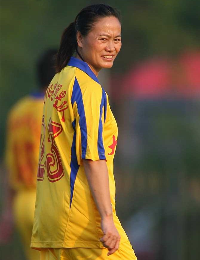 她曾是中国女足中场灵魂，也是世界顶尖球员，2次转行选对道路