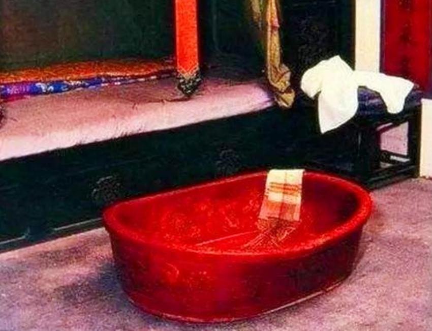 恭桶与便盆表面上没太大差别，但是，其使用方法却有着天壤之别