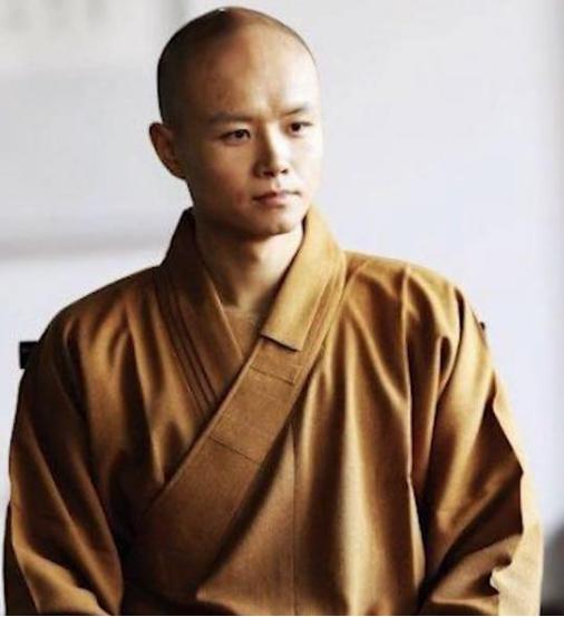 乐嘉一个人的性格是与生俱来的,乐嘉一切的改变都是身不由己