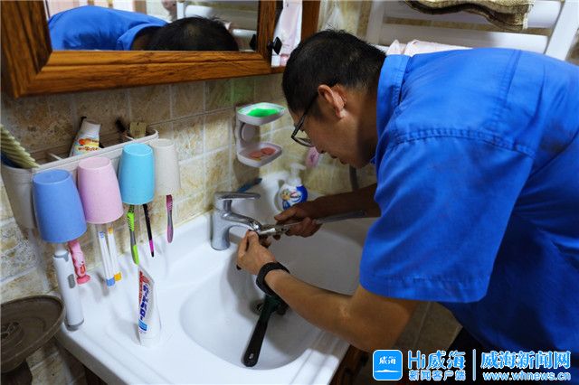 一双伤痕累累布满老茧的手,一双粗糙的手记载着很多酸甜苦辣