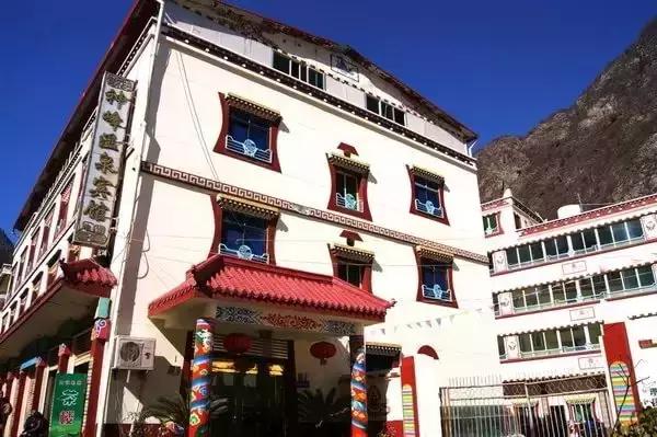 阿坝州又一处绝对秘境,雪山红石全部免费看,成都出发可耍2天!