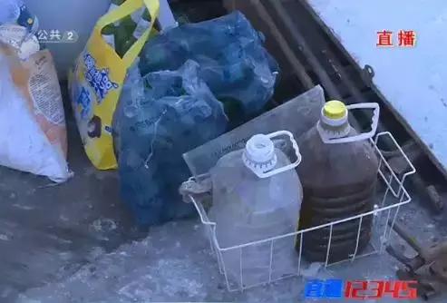 一女子走进威海这家面条加工作坊，恶心的不行！脏乱差的面条加工作坊被查封