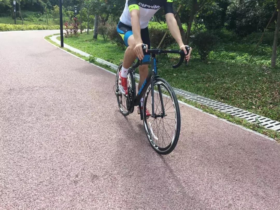 giant捷安特revolt-f1测评,捷安特通勤休闲骑行入门推荐