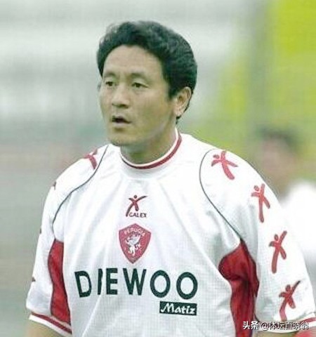 他曾大方承认改过年龄，代表国足创历史，意甲队友管他叫“爷爷”