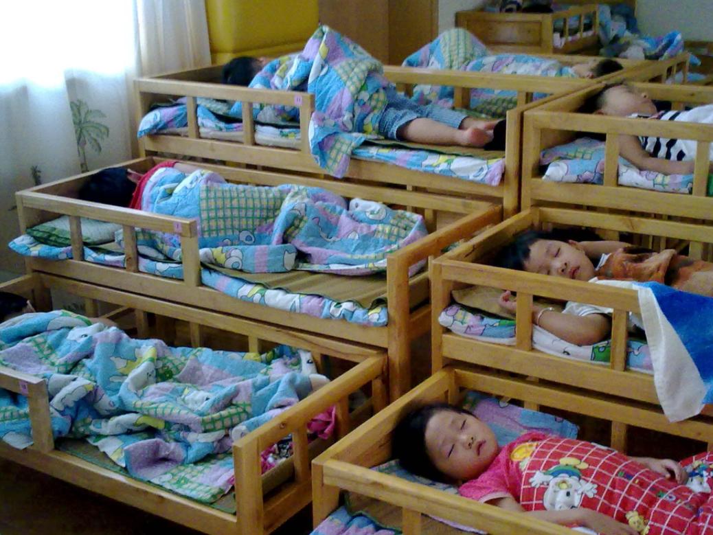 孩子排斥上幼儿园恐慌到睡不着觉,孩子在幼儿园午休难入睡怎么办