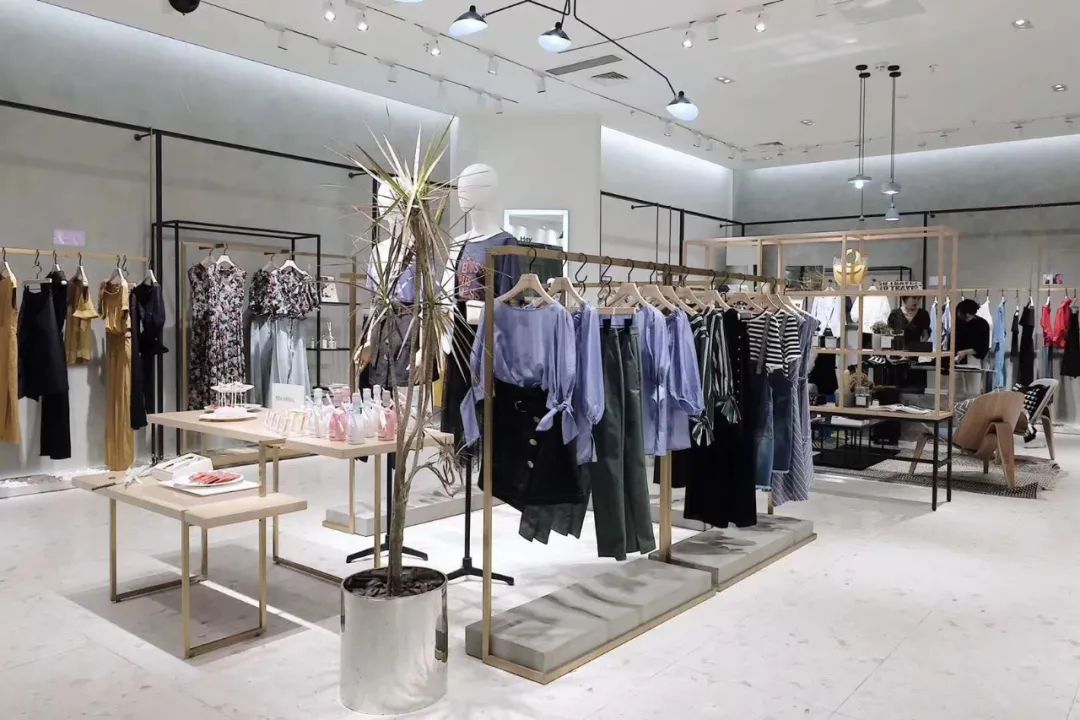 谁说服装店不行了？这个低调的女装却悄悄地开了1200多家店